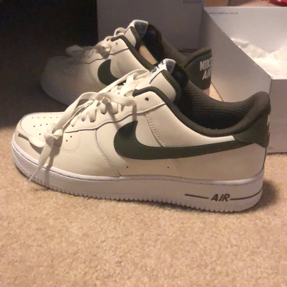 Green and cream Nike Air Force 1s low - Picture 2 of 6